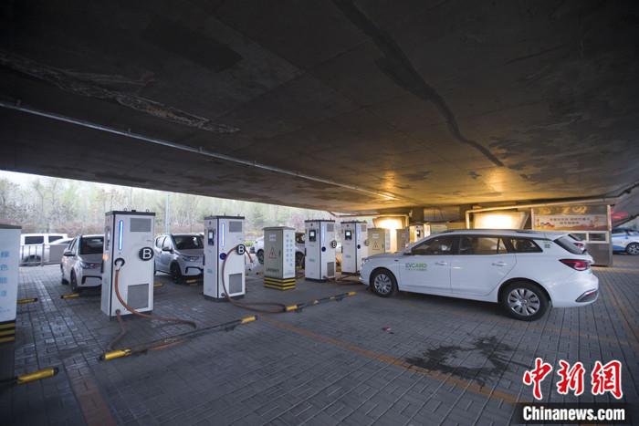 资料图：新能源汽车正在汽车充电桩充电。<a target='_blank' href='http://www.chinanews.com/'>中新社</a>记者 张云 摄